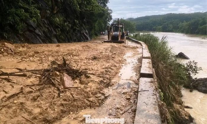 Mưa lớn tái diễn gây nguy cơ ngập lụt, lũ quét, sạt lở đất tại Huế.