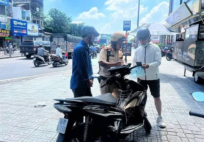 Lực lượng chức năng ghi hình người tham gia giao thông đi trên vỉa hè. Ảnh PC08