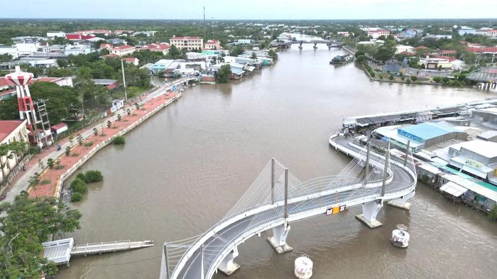 Cầu chữ S bị sà lan đâm lệch nhịp giữa.