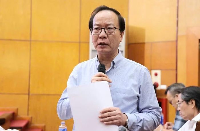 GS.TS Trần Minh Điển, Giám đốc bệnh viện, Chủ tịch Hội Nhi khoa Việt Nam thông tin tại họp báo.
