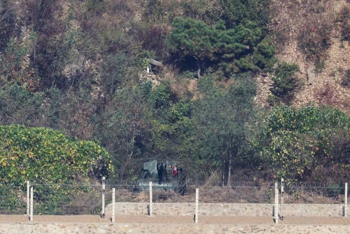 Pháo được Triều Tiên triển khai trên biên giới. (Ảnh: Reuters)