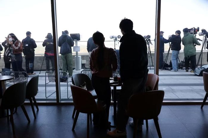 Các du khách nhìn về phía Triều Tiên từ Gimpo (Hàn Quốc). (Ảnh: Reuters)