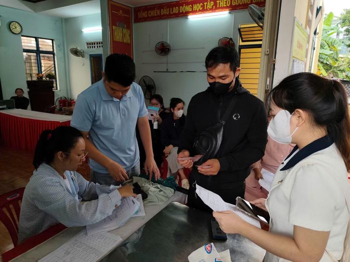 Người bị ngộ độc kiểm tra giấy tờ, đối chiếu các khoản tiền trong quá trình làm thủ tục nhận chi trả.