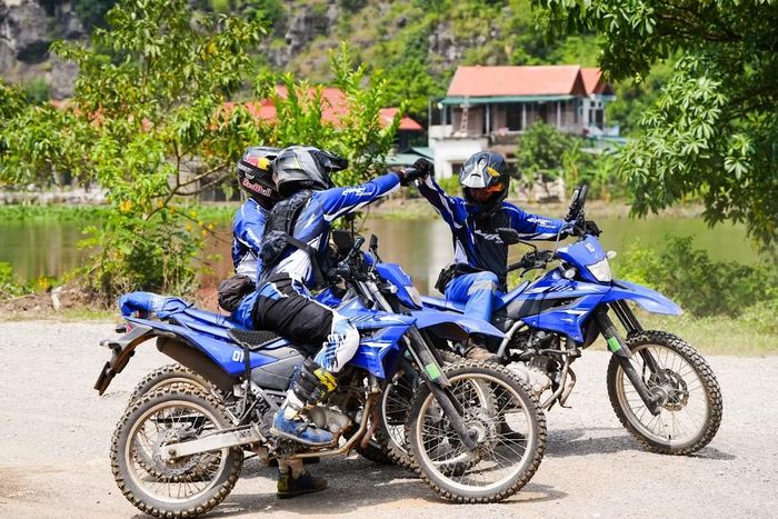 Yamaha WR155R sở hữu thiết kế Enduro cùng khoảng sáng gầm 245 mm và cấu hình bánh xe đặc trưng