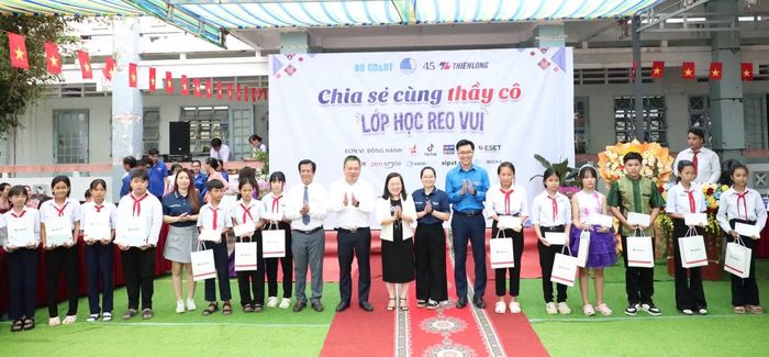 20 học sinh có hoàn cảnh khó khăn được nhận học bổng.