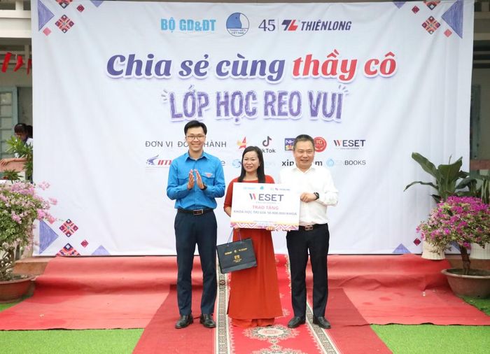Anh Hoàng Tuấn Việt - Ủy viên Đoàn Chủ tịch Ủy ban Trung ương Hội LHTN Việt Nam và anh Nguyễn Trần Anh Duy - Phó Bí thư Thành Đoàn, Chủ tịch Hội LHTN Việt Nam TP. Cần Thơ tặng quà cho cô Lý Vũ Phương Khanh.