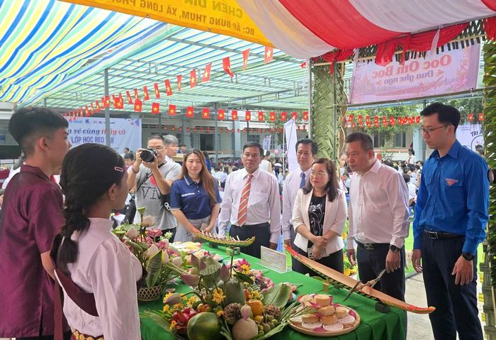 Đại biểu tham quan, tìm hiểu các sản phẩm do học sinh Trường THCS Tân Thạnh thực hiện tại ngày hội “Lớp học reo vui”. Ảnh: Nhật Huy