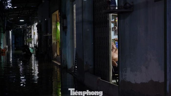 Nhà dân ven đường Rạch Cùng đều được lắp tấm chắn để ngăn nước tràn vào.