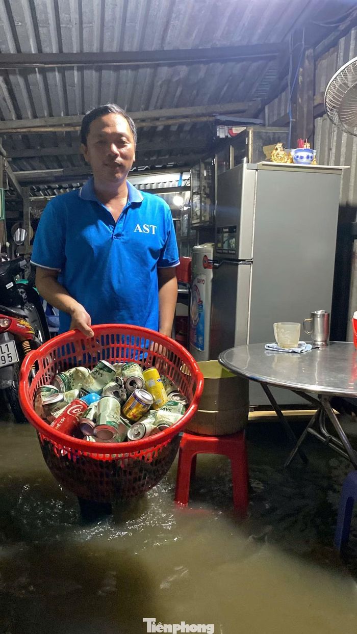 Người dân trên đường Rạch Cùng bê đồ đạc "chạy ngập". Ảnh: Hữu Huy