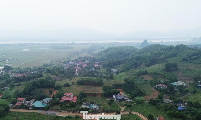Xóm Mom nằm bên dòng sông Đà.