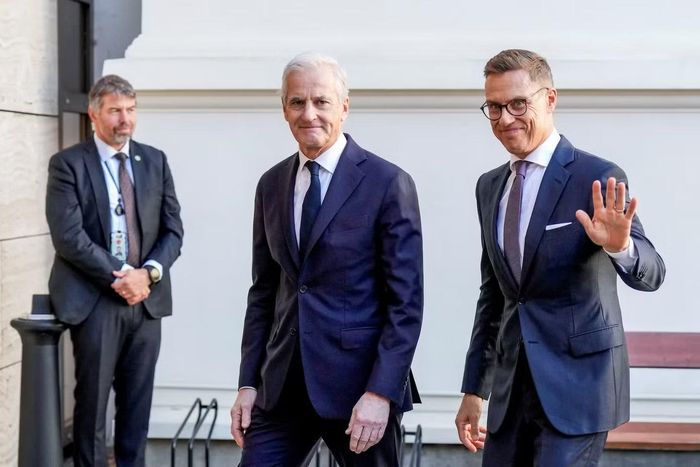 Tổng thống Phần Lan Alexander Stubb (phải) và Thủ tướng Na Uy Jonas Gahr Store. (Ảnh: Reuters)