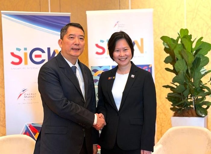 Ông Cao Anh Tuấn – Thứ trưởng Bộ Tài chính và bà Gan Siow Huang – Quốc vụ khanh Bộ Ngoại giao và Bộ Năng lượng, Thương mại và Công nghiệp Singapore, trong khuôn khổ SIEW 2026.