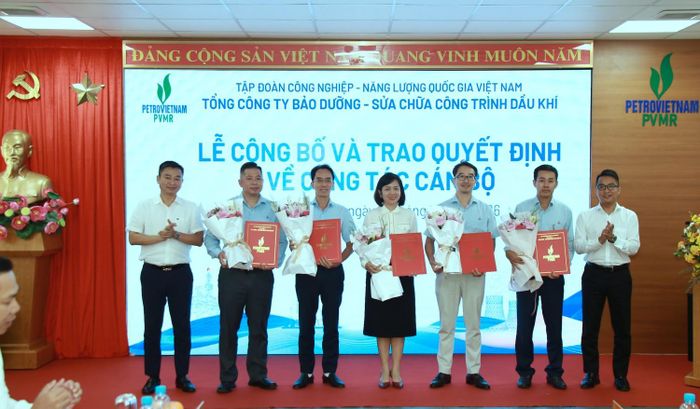 Ông Nguyễn Tân Vinh và ông Đỗ Mạnh Hùng trao quyết định bổ nhiệm các vị trí.