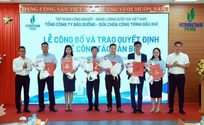 Ông Nguyễn Tân Vinh và ông Đỗ Mạnh Hùng trao các quyết định bổ nhiệm.