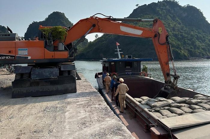 Đội Cảnh sát đường thủy số 1 phát hiện phương tiện đang neo đậu, xếp dỡ xi măng tại một bến thủy chưa được cấp phép hoạt động (ảnh: CAHP).