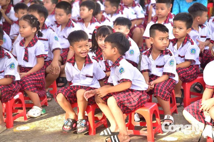 Học sinh Tây Ninh tham dự khai giảng chào đón năm học mới.