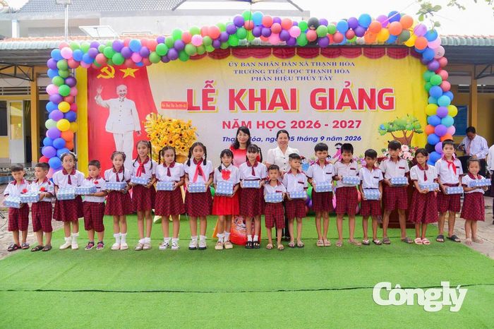 Các em học sinh tham dự Lễ khai giảng năm học mới.