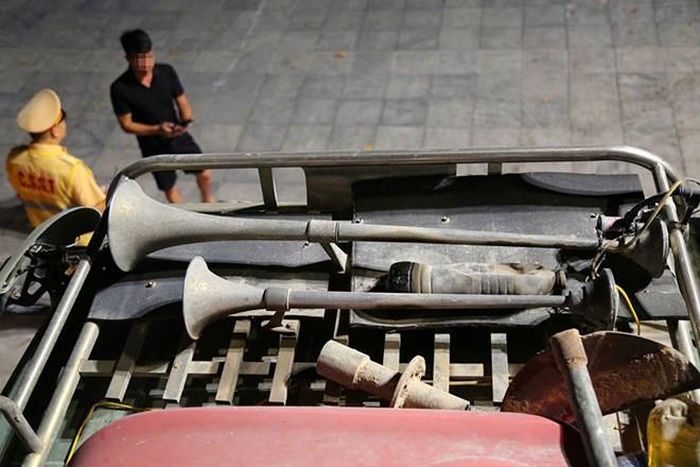 Hệ thống còi hơi lắp trên một xe tải (Ảnh: Phòng CSGT Hà Nội)