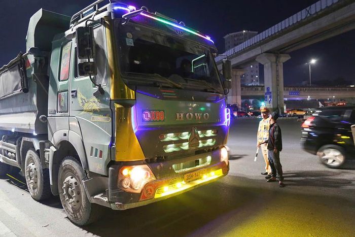 CSGT phát hiện xe độ chế thêm đèn chiếu sáng (Ảnh: Phòng CSGT Hà Nội).