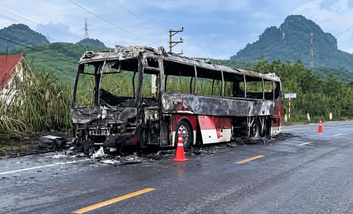 Chiếc ô tô 45 chỗ bị thiêu rụi.