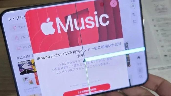 Mẫu iPhone Duo bị nứt màn hình.