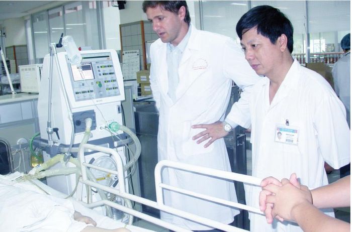  GS.TS Nguyễn Gia Bình trao đổi với GS Amato về Kỹ thuật thở máy cao tần (HFO). Ảnh: BVBM.