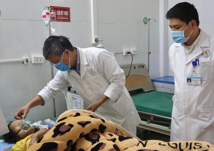 Giáo sư Nguyễn Gia Bình thăm khám cho bệnh nhân tại Bệnh viện Đa khoa Mộc Châu (Sơn La). Ảnh: P.Thúy.