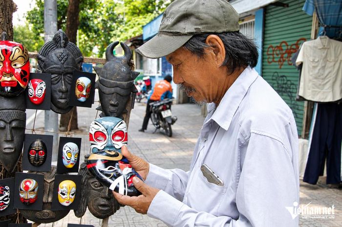 Ông Duy thường lặng ngắm các sản phẩm của mình để kiểm tra xem chúng đã hoàn thiện hay chưa