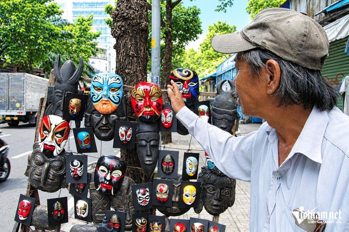 Ông có đam mê đặc biệt với nghệ thuật hát bội từ khi còn rất nhỏ