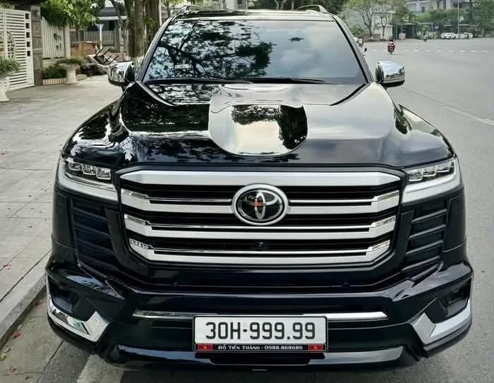 Ở hình ảnh trước khi nâng cấp, chiếc Land Cruiser 300 đời 2023 sở hữu ngoại thất màu đen bóng, kết hợp những đường nét vuông vức đặc trưng quen thuộc của thế hệ LC300.