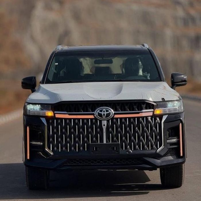 Toyota Land Cruiser GXR Trung Đông với diện mạo mới.