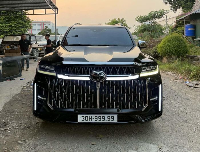 Những thay đổi tập trung chủ yếu ở khu vực đầu xe, đủ để tạo ra sự khác biệt rõ rệt so với chiếc Land Cruiser 300 đời 2023 ban đầu. Ảnh: Đức Độ.