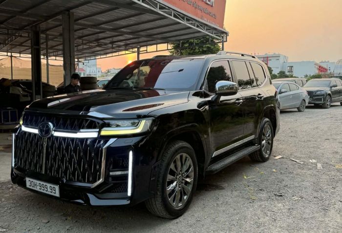 Toyota Land Cruiser 300 đời cũ 2023, biển ngũ quý 9 "lột xác" với bodykit đời 2026. Ảnh: Đức Độ.