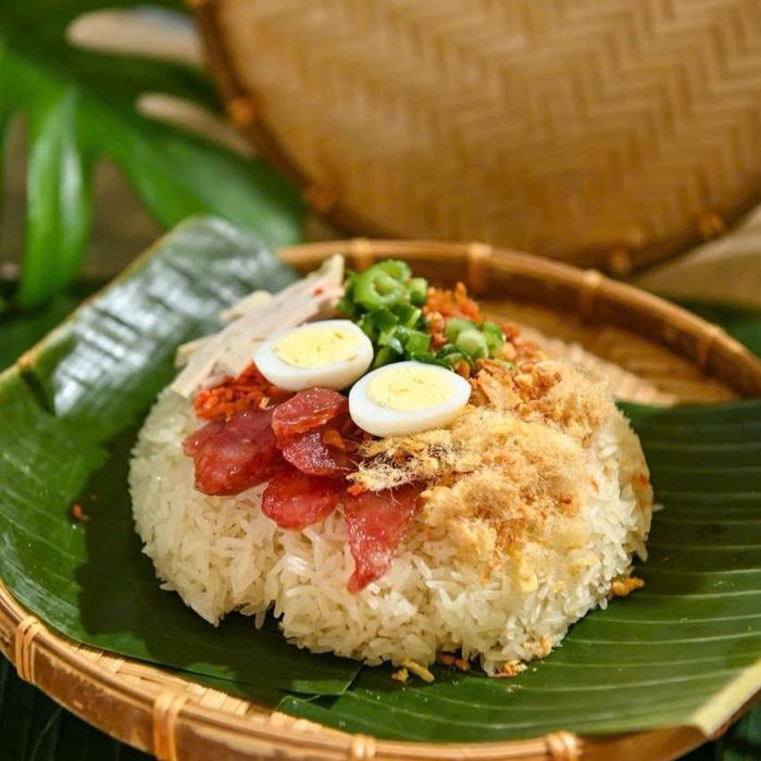 Bánh giò và xôi mặn cũng được thực khách yêu thích. Món xôi là sự kết hợp giữa gạo nếp, lạp xưởng, ruốc, giò... 