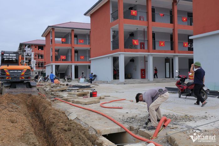 Trường NTLC Anh Sơn gấp rút hoàn thiện những hạng mục cuối cùng. Ảnh: Thanh Hải