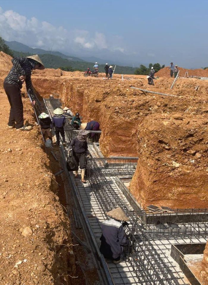 Thi công phần móng tại trường NTLC xã Châu Khê. Ảnh: T.Mạnh