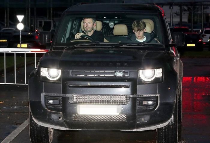 Carrick lái xe chở con trai rời Carrington - Ảnh: Eamonn