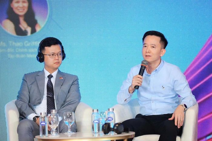 Ông Edward Lim, Giám đốc Quốc gia NUSX và ông Nguyễn Trung Kiên, Phó Chủ tịch Tập đoàn CNCTech tại một sự kiện đổi mới sáng tạo. Ảnh: Hoàn Phan
