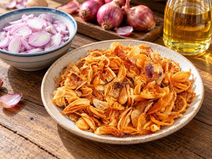 Hành phi với màu cánh gián đẹp mắt, có thể kết hợp với nhiều món ăn. Ảnh: AI