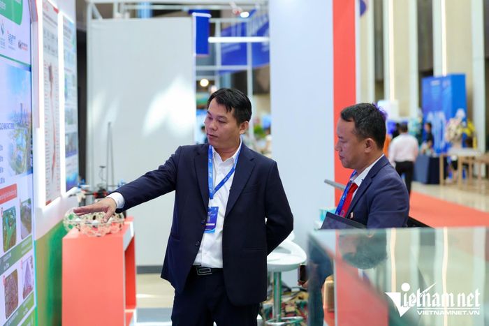 Đại biểu tham quan triển lãm công nghệ diễn ra trong khuôn khổ Diễn đàn kinh tế mùa thu 2026. Ảnh: Phước Sáng