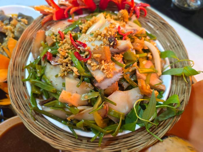 Thịt ốc giác được nhận xét là giòn ngọt, còn phần gan béo bùi. Ảnh: Ngọc Trà Nguyễn