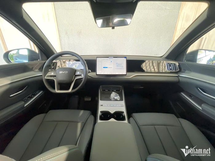 Một trong những lợi ích dễ nhận thấy nhất của việc đưa cần số lên vô lăng là giải phóng không gian ở bệ trung tâm. Ảnh: Hoàng Hiệp