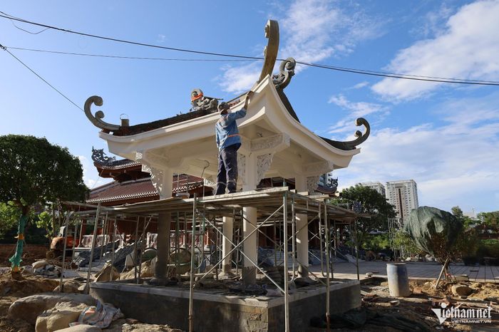 Những ngày qua, nhiều nhân công cùng máy móc đang khẩn trương hoàn thành các hạng mục, dự kiến khánh thành dự án vào tháng 12 tới.