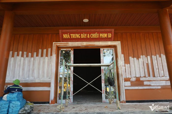 Nhà trưng bày giới thiệu toàn bộ tư liệu, hình ảnh, hiện vật liên quan đến di tích cùng các công nghệ hiện đại trình diễn, mô phỏng... đang được hoàn thiện.
