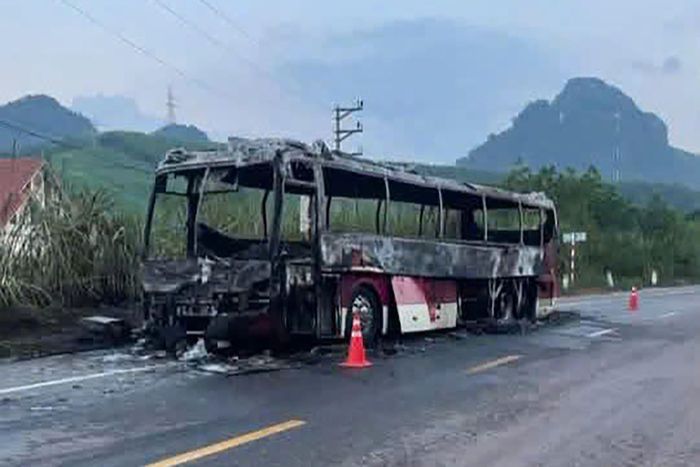Chiếc ô tô 45 chỗ bị thiêu rụi. Ảnh: Đ.X