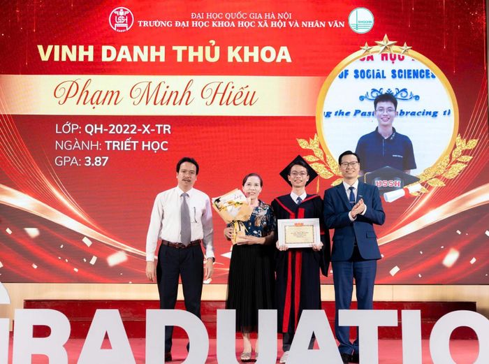 Hiếu trong ngày nhận bằng tốt nghiệp. Ảnh: NVCC