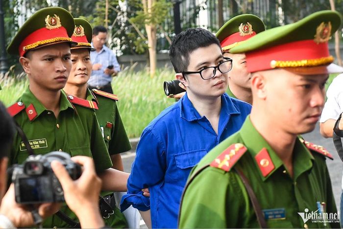 Phó Đức Nam bị dẫn giải vào phòng xét xử. Ảnh: Thạch Thảo