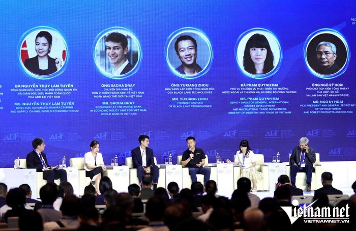 Toàn cảnh phiên thảo luận "Định vị lại Việt Nam và ASEAN trong chuỗi giá trị toàn cầu". Ảnh: Phước Sáng