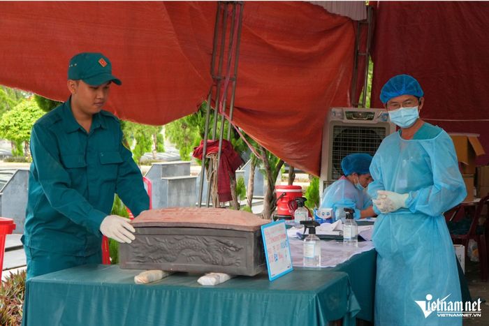 Lực lượng chức năng lấy mẫu hài cốt liệt sĩ tại các nghĩa trang để phục vụ giám định ADN. Ảnh: Hoàng Anh
