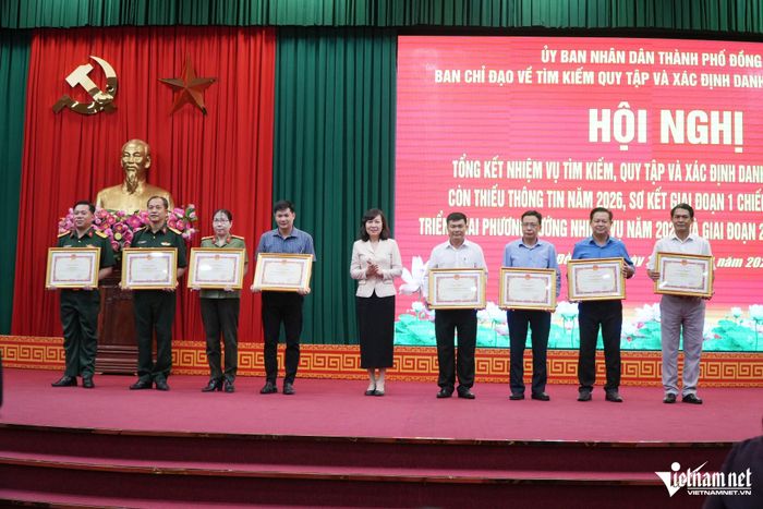 Bà Huỳnh Thị Hằng, Chủ tịch Ủy ban MTTQ Việt Nam TP Đồng Nai, trao bằng khen cho các tập thể có thành tích xuất sắc. Ảnh: Hoàng Anh